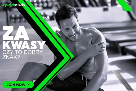 Mężczyzna po treningu trzyma się za ramię, czując pieczenie. Czy to kwas mlekowy w mięśniach i dobry znak postępów?