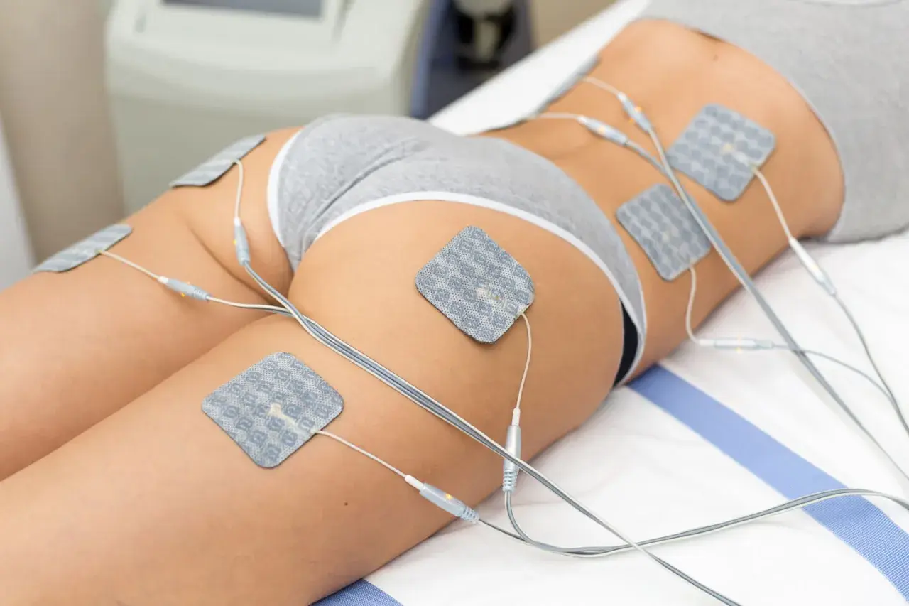 Elektrody EMS na udach i pośladkach. Przed zabiegiem należy sprawdzić przeciwwskazania.
